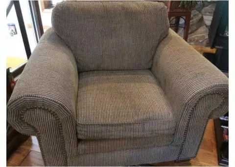 Broyhill Sofa, Chair, 5x7 rug & coffee table